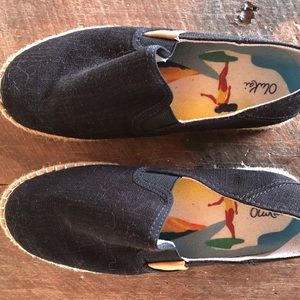 Olukai Slip on shoes. Black.